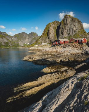 Lofoten Summer Landscape Lofoten Norveç 'in Nordland eyaletinde yer alan bir takımadadır. Dramatik dağları ve zirvesi olan kendine özgü bir manzarası var.