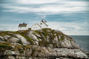 Norveç 'teki Henningsvr adasında dramatik bulut geçmişine sahip mobil iletişim kulesi..