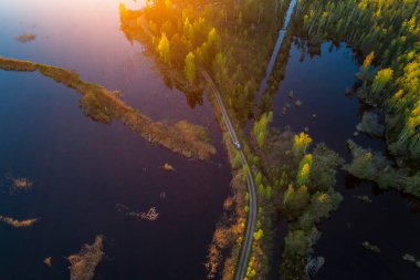 Günbatımında Kemeri Ulusal Parkı 'ndaki bataklık dokusu ve deseni hava manzarası..