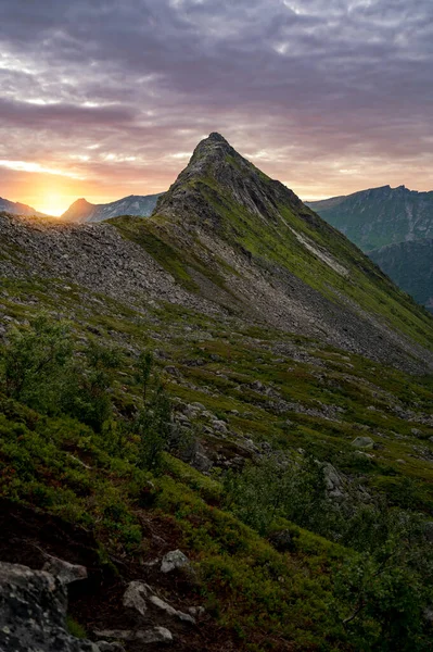 Zonsondergang Boven Senja Eiland Noord Noorwegen Berg Hesten Het Midden — Stockfoto