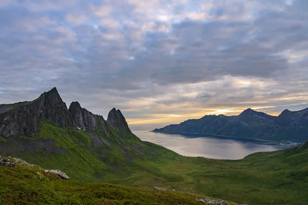 Захід Сонця Над Островом Сеня Північній Норвегії Монтуй Гестен Середині — стокове фото