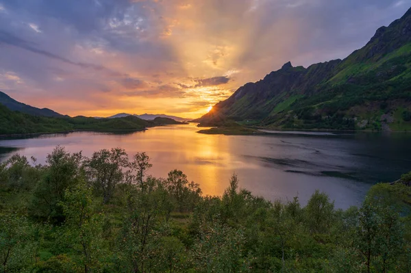 Pôr Sol Colorido Sobre Fiordes Noruegueses Arquipélago Lofoten Lofoten Noruega — Fotografia de Stock