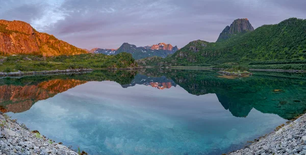 Arquipélago Lofoten Reflexão Água Durante Pôr Sol Colorido Norte Noruega — Fotografia de Stock