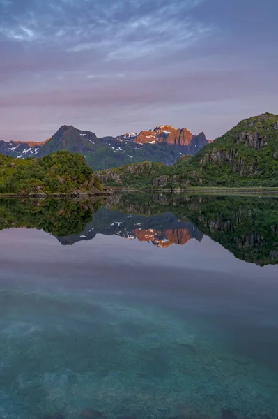 Lofoten Archipel Spiegelung Wasser Während Des Farbenfrohen Sonnenuntergangs Nordnorwegen Lofoten — Stockfoto