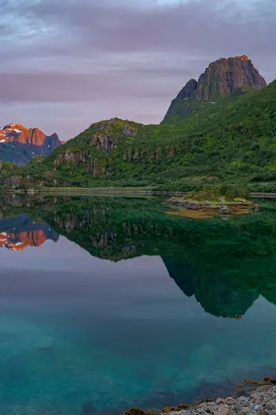 Lofoten Szigetcsoport Tükröződés Vízben Színes Naplemente Észak Norvégiában Lofoten — Stock Fotó