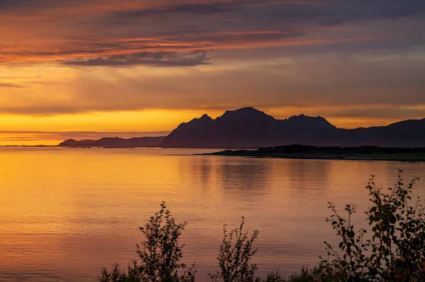 Pôr Sol Colorido Sobre Fiordes Noruegueses Arquipélago Lofoten Lofoten Noruega — Fotografia de Stock