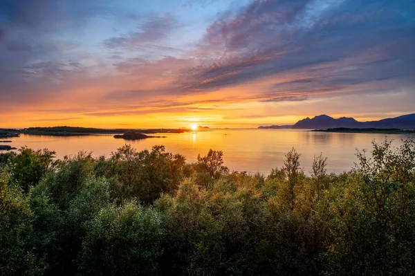 Pôr Sol Colorido Sobre Fiordes Noruegueses Arquipélago Lofoten Lofoten Noruega — Fotografia de Stock
