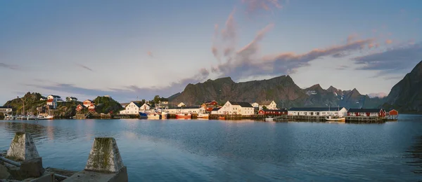 挪威罗浮敦群岛日出时分 Reine渔村和背景山脉上空美丽的五彩缤纷的日出 — 图库照片