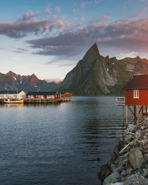 挪威罗浮敦群岛日出时分 Reine渔村和背景山脉上空美丽的五彩缤纷的日出 — 图库照片