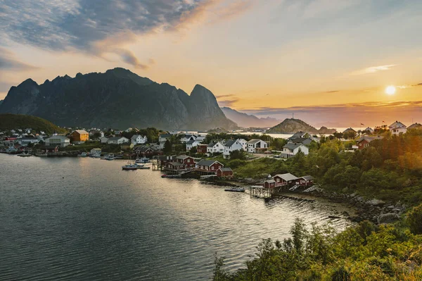 Schöner Farbenfroher Sonnenaufgang Über Der Stadt Reine Und Den Bergen — Stockfoto