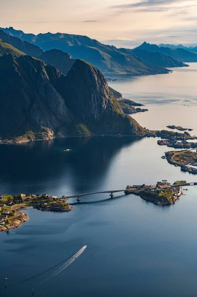 노르웨이 로포텐군도에 섬들을 연결하는 다리의 — 스톡 사진
