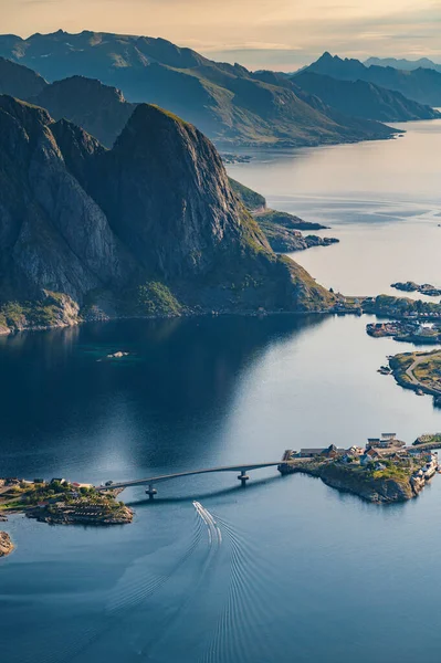 노르웨이 로포텐군도에 섬들을 연결하는 다리의 — 스톡 사진