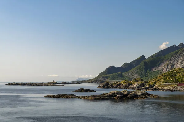 아름답고 다채롭고 노르웨이 로포텐 군도의 어촌과 산들의 — 스톡 사진