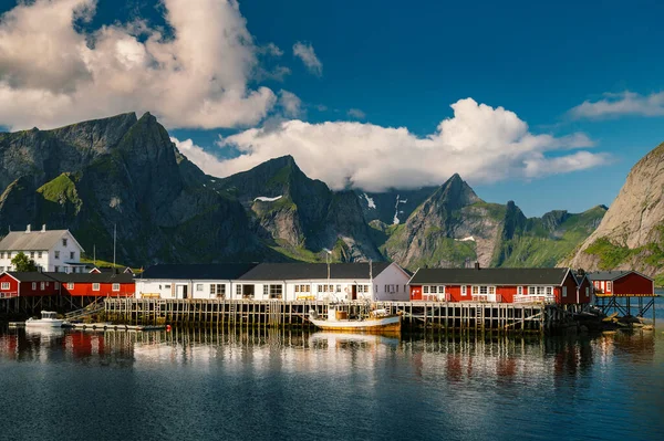 아름답고 다채롭고 노르웨이 로포텐 군도의 어촌과 산들의 — 스톡 사진