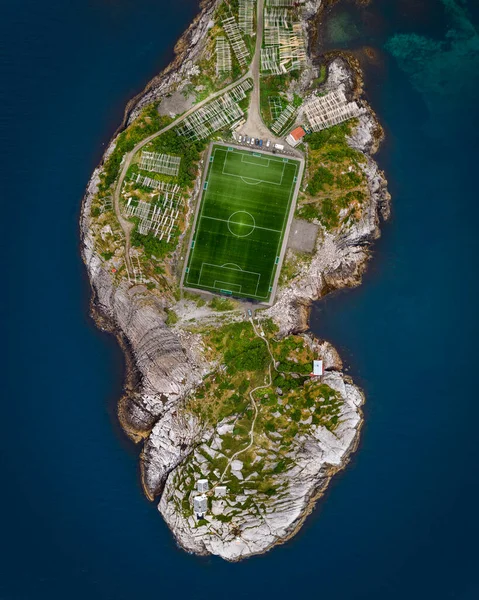 Norveç 'in Lofoten kentindeki küçük Henningser köyündeki ünlü futbol sahası..