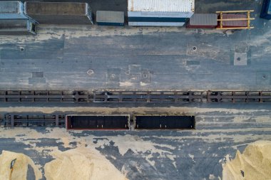 İhracat ve ithalat için gemi, metal konteynır ve tren rayları olan liman bölgesi.