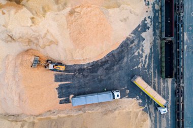 İhracat ve ithalat için gemi, metal konteynır ve tren rayları olan liman bölgesi.