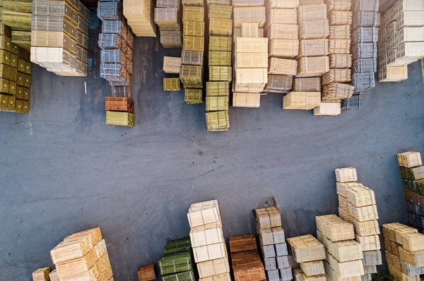 Tahta kargo yığını ve ihracata hazır olan iskele bölgesi..