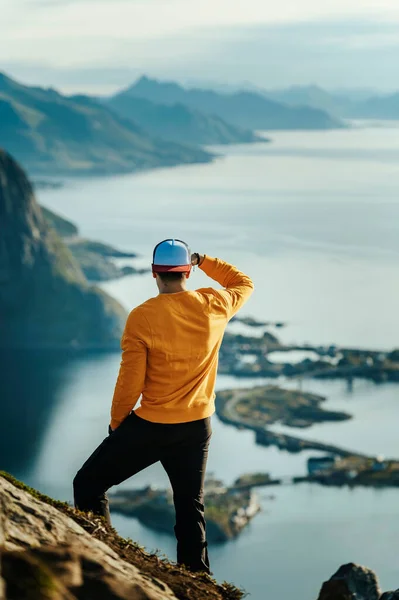 在挪威长途跋涉后站在山顶上的男性 罗浮敦 — 图库照片