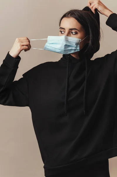 Medizinische Gesichtsmaske Zum Schutz Vor Viren Die Von Brünetten Frauen — Stockfoto