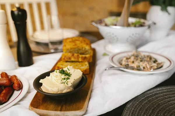 Frisch Gebackenes Brot Auf Dem Tisch Fertig Zum Servieren Mit — Stockfoto