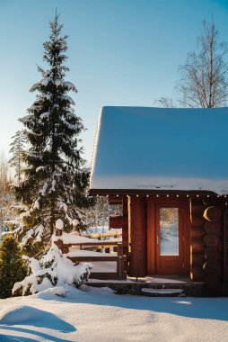 Derin kış karlarında ahşap bir evin ayrıntıları