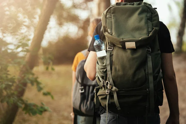 Erkek ve dişi çift sırt çantasıyla dışarı çıkıyorlar, arkadan yakalanmışlar.