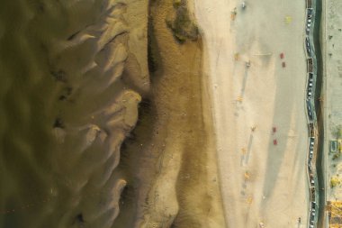 Güneşli yaz günbatımında Estonya 'daki Parnu sahilinin havadan görünüşü (yüksek ISO görüntüsü))