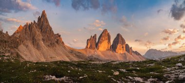 Gün batımında Tre Cime di Lavaredo 'nun üç tepesi 