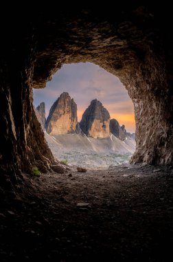Tre Cime di Lavaredo 'nun üç tepesi gün batımında bir mağaradan ele geçirildi. 