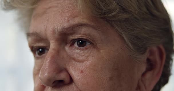 Lovitură Aproape Unei Femei Vârstă După Pensionare Tăiată Părul Scurt — Videoclip de stoc