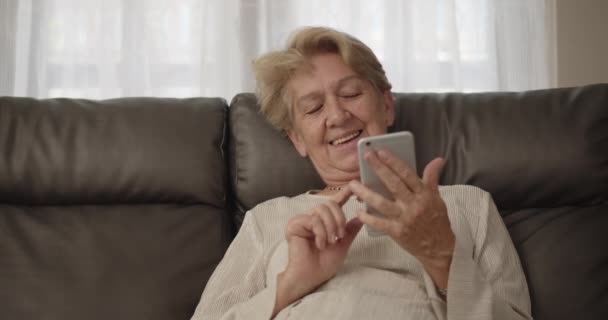 Eine Ältere Frau Mit Kurz Geschnittenem Haar Und Hellbraunem Haar — Stockvideo