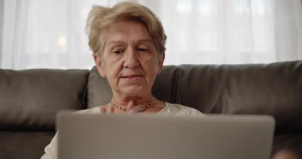나이든 여성들은 집에서 온라인 교육을 받으며 집에서 소파에 기대는 편했습니다 — 비디오
