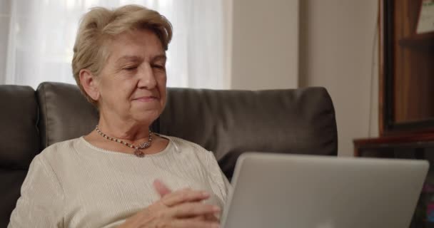 Пожилые Женщины Должны Работать Дома Онлайн Тренировочных Встреч Удобном Положении — стоковое видео