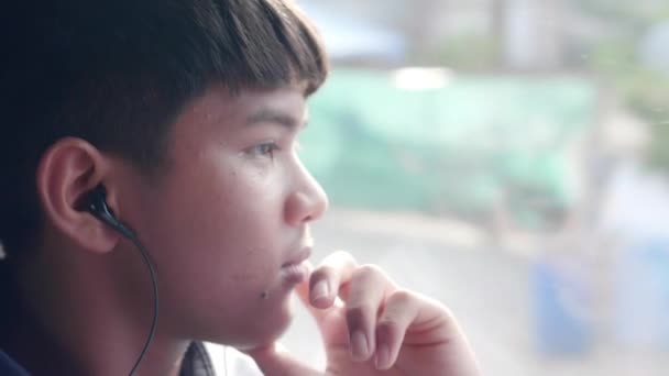 Ένας Νεαρός Ασιάτης Τρίχες Στα Αυτιά Κάθεται Ένα Λεωφορείο Απολαμβάνοντας — Αρχείο Βίντεο