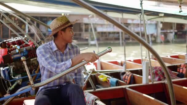 Turistický Člun Řidič Usměvavý Mladý Thajský Farmář Vydělávat Extra Příjem — Stock video