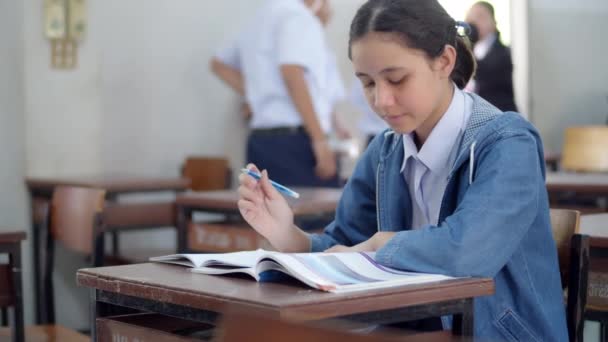 Une Jolie Lycéenne Adolescente Uniforme École Blanche Portant Pull Denim — Video