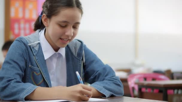 Une Jolie Lycéenne Adolescente Uniforme École Blanche Portant Pull Denim — Video