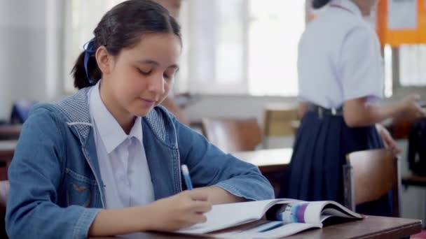 Une Adolescente Souriante Mignonne Dans Uniforme Blanc Portant Pull Jean — Video