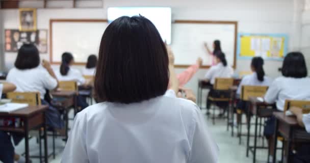 제복을 아시아 고등학생들의 움직임은 교사들이 교실에서 질문을 영사기 화면에서 질문에 — 비디오