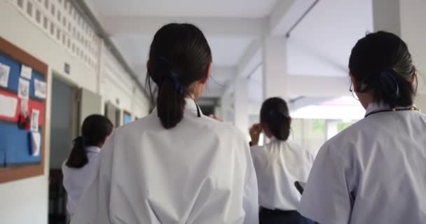 Adegan Gerak Lambat Dan Kembali Melihat Perempuan Asia Siswa Sma — Stok Video