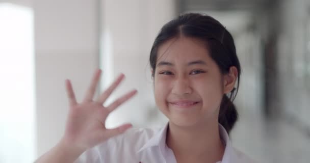 Roztomilé Asijské Studentka Teen Dívka Bílé Uniformě Usmívá Mává Rukou — Stock video