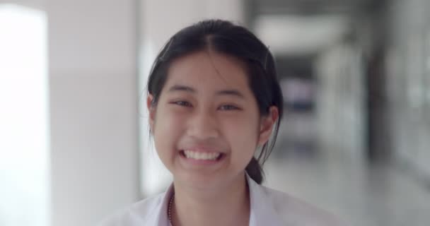 Een Schattig Aziatisch Vrouw Student Tiener Meisje Wit Uniform Lachen — Stockvideo