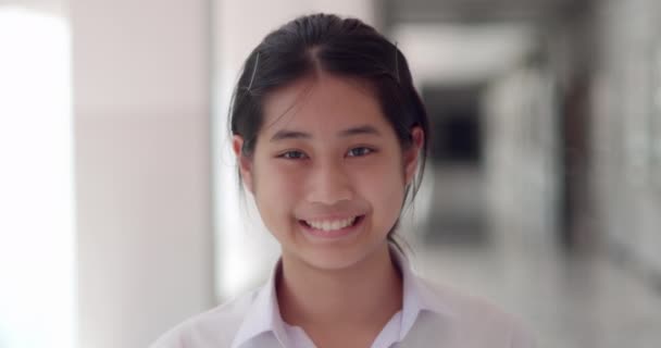 Uma Menina Adolescente Estudante Asiática Bonito Uniforme Branco Está Sorrindo — Vídeo de Stock