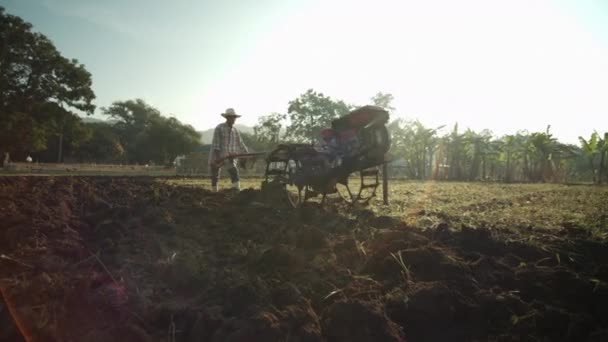 Сцена Замедленного Движения Сельского Хозяйства Сельский Азиат Использующий Маленький Трактор — стоковое видео