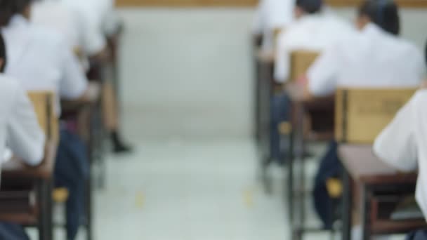 Asiáticos Estudiantes Secundaria Uniforme Escolar Blanco Son Serios Cansado Los — Vídeos de Stock