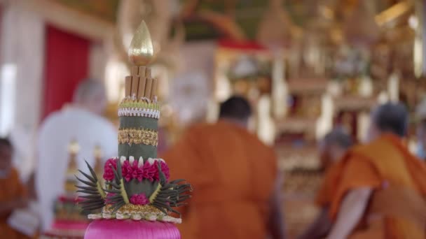 泰国色拉瓦达佛教新僧人协调仪式进展缓慢 仪式将围绕着老僧人和被授职的僧人 — 图库视频影像