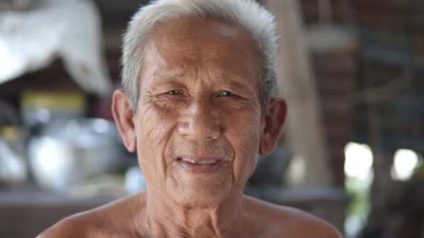 白い髪のアジアの高齢者の男性のスローモーションシーン暑い天気のために服を着ていない 貧しい状態 70歳以上の幸せ笑っている — ストック動画