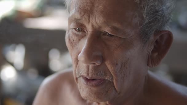 Slow Motion Scene Van Witharige Aziatische Oudere Man Geen Kleren — Stockvideo