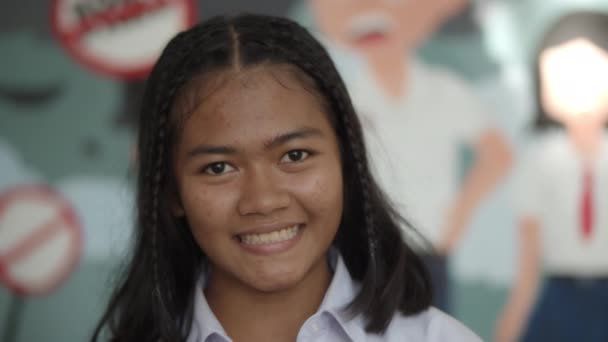 Giovane Studentessa Del Sud Est Asiatico Uniforme Bianca Che Nativa — Video Stock